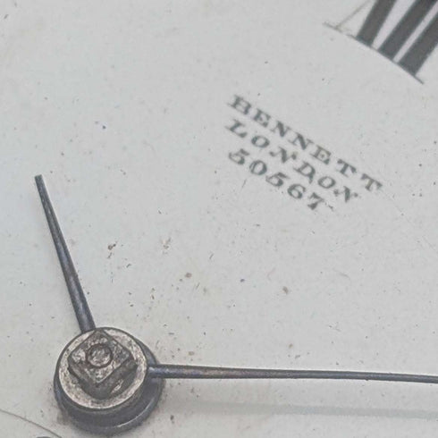 Reloj de bolsillo inglés antiguo de 1864, John Bennett, de cuerda con llave, caja de plata, esfera abierta, en buen estado de funcionamiento.