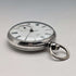 Reloj de bolsillo inglés antiguo de 1864, John Bennett, de cuerda con llave, caja de plata, esfera abierta, en buen estado de funcionamiento.