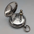 Reloj de bolsillo inglés antiguo de 1864, John Bennett, de cuerda con llave, caja de plata, esfera abierta, en buen estado de funcionamiento.