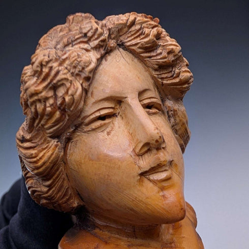 Pipa de fumar de espuma de mar, hecha en el Reino Unido en 1915, con talla a mano de figura femenina y ornamentos de plata de ley.