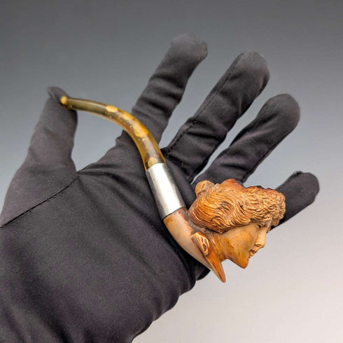 Pipa de fumar de espuma de mar, hecha en el Reino Unido en 1915, con talla a mano de figura femenina y ornamentos de plata de ley.