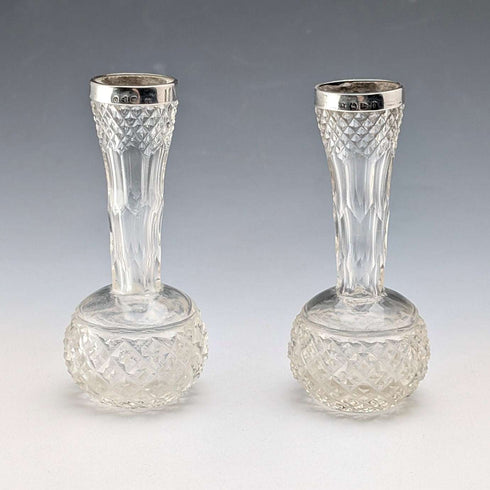 Pareja de jarrones pequeños de una sola flor, cristal tallado y plata de ley, antigüedades británicas de 1897