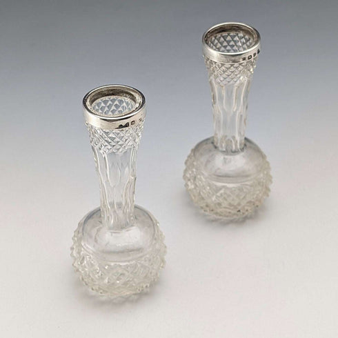 Pareja de jarrones pequeños de una sola flor, cristal tallado y plata de ley, antigüedades británicas de 1897