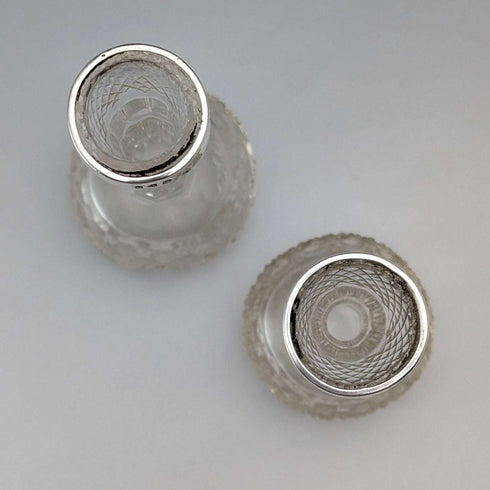 Pareja de jarrones pequeños de una sola flor, cristal tallado y plata de ley, antigüedades británicas de 1897