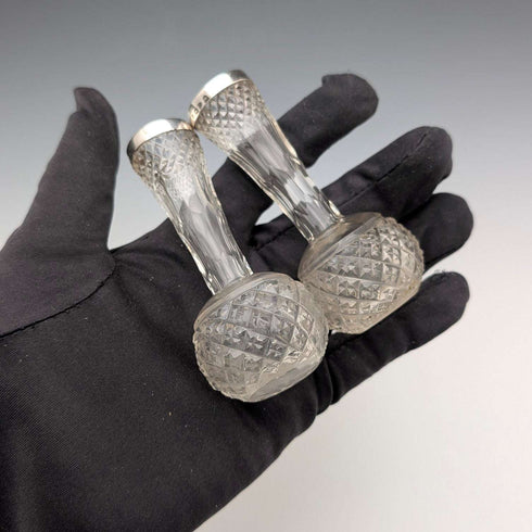 Pareja de jarrones pequeños de una sola flor, cristal tallado y plata de ley, antigüedades británicas de 1897
