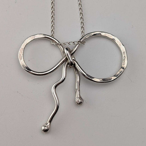 Colgante de plata esterlina con diseño de lazo, vintage británico, con cadena de plata esterlina.