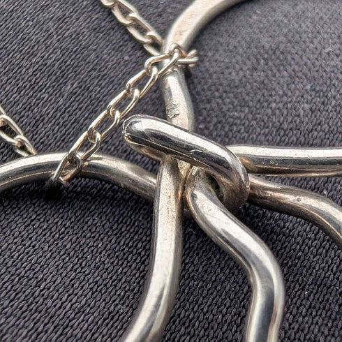 Colgante de plata esterlina con diseño de lazo, vintage británico, con cadena de plata esterlina.