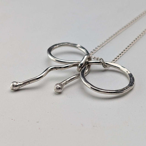 Colgante de plata esterlina con diseño de lazo, vintage británico, con cadena de plata esterlina.