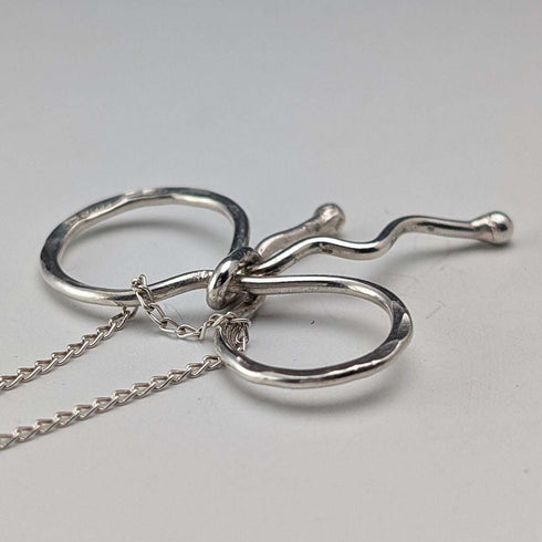 Colgante de plata esterlina con diseño de lazo, vintage británico, con cadena de plata esterlina.