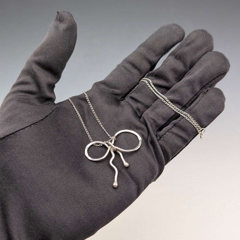 Colgante de plata esterlina con diseño de lazo, vintage británico, con cadena de plata esterlina.