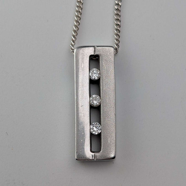 Colgante vintage de trilogía en plata de ley con circonitas cúbicas, incluye cadena de plata de ley