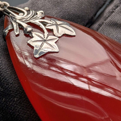 Colgante vintage de piedra roja en forma de gota con cadena