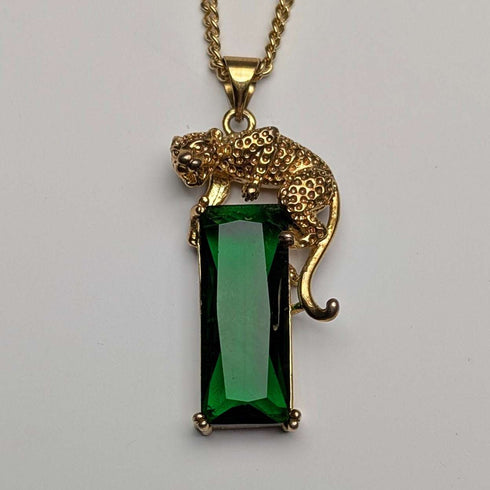 Colgante vintage de pantera en plata de ley dorada con piedra verde