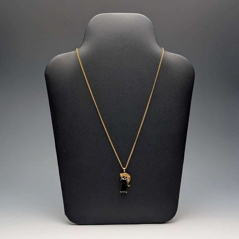 Colgante vintage de pantera en plata de ley dorada con piedra verde