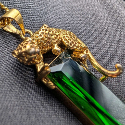 Colgante vintage de pantera en plata de ley dorada con piedra verde