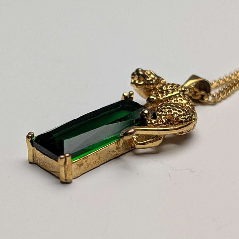 Colgante vintage de pantera en plata de ley dorada con piedra verde