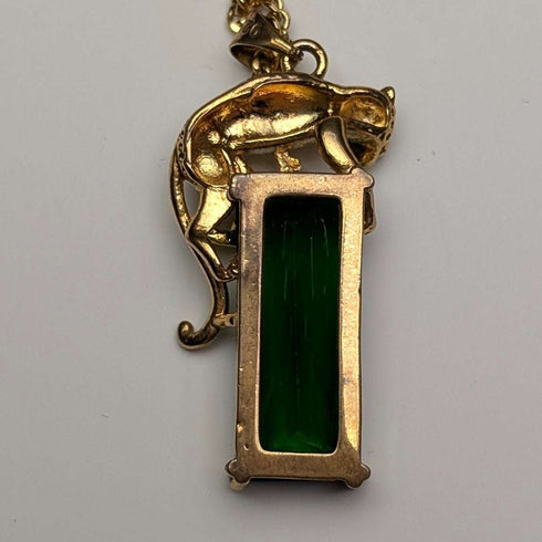 Colgante vintage de pantera en plata de ley dorada con piedra verde