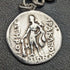 Cadena Albert de plata esterlina (plata 925) antigua inglesa, hacia 1900, 62 g, con colgante de moneda romana de plata