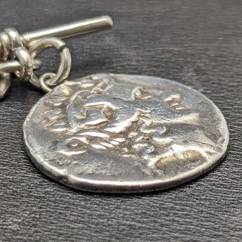 Cadena Albert de plata esterlina (plata 925) antigua inglesa, hacia 1900, 62 g, con colgante de moneda romana de plata