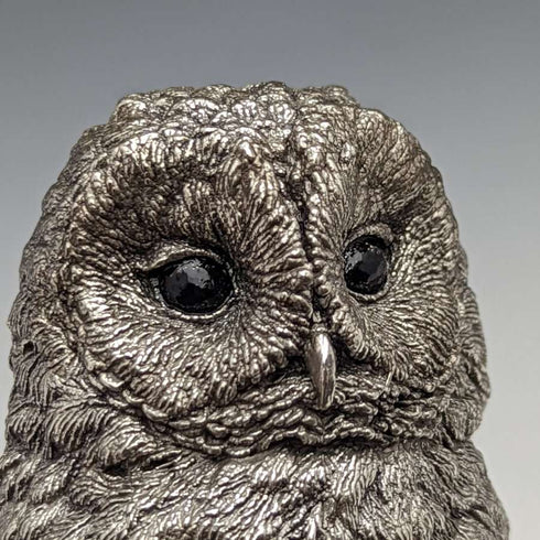 Figura de búho esculpida con baño de plata pura, 385g, Country Artists, Reino Unido