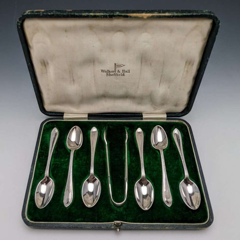 Hacia 1916, juego de 6 cucharillas de té y pinzas para azúcar de plata de ley (925) antigua inglesa, en estuche, de Walker & Hall