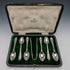 Hacia 1916, juego de 6 cucharillas de té y pinzas para azúcar de plata de ley (925) antigua inglesa, en estuche, de Walker & Hall