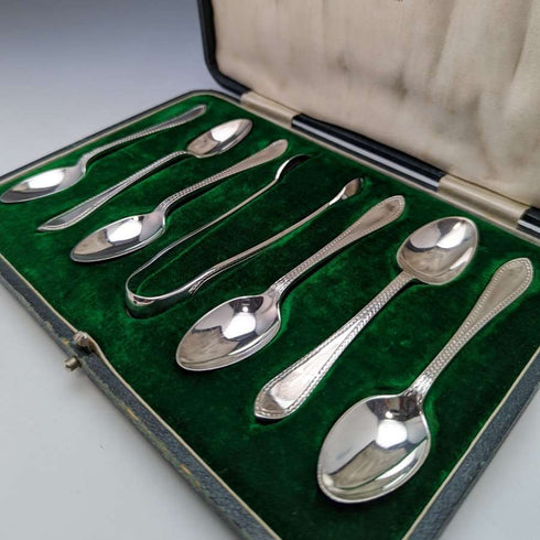 Hacia 1916, juego de 6 cucharillas de té y pinzas para azúcar de plata de ley (925) antigua inglesa, en estuche, de Walker & Hall