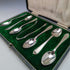 Hacia 1916, juego de 6 cucharillas de té y pinzas para azúcar de plata de ley (925) antigua inglesa, en estuche, de Walker & Hall