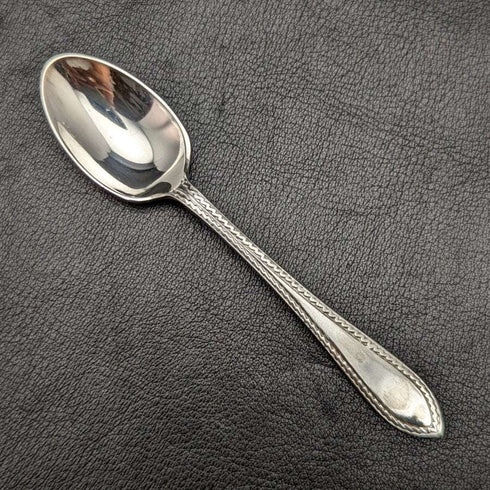 Hacia 1916, juego de 6 cucharillas de té y pinzas para azúcar de plata de ley (925) antigua inglesa, en estuche, de Walker & Hall