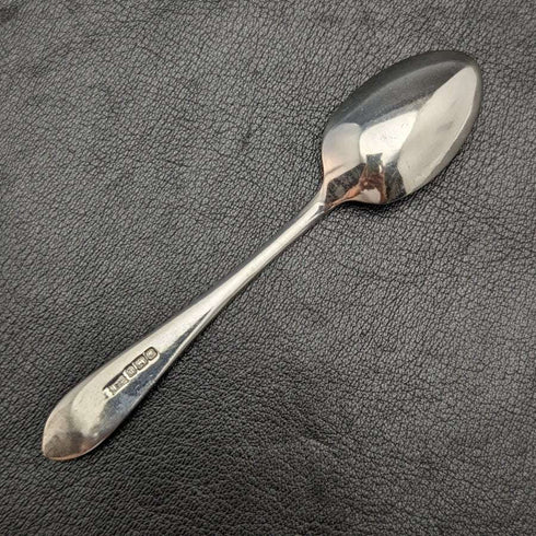 Hacia 1916, juego de 6 cucharillas de té y pinzas para azúcar de plata de ley (925) antigua inglesa, en estuche, de Walker & Hall