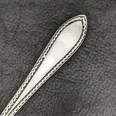 Hacia 1916, juego de 6 cucharillas de té y pinzas para azúcar de plata de ley (925) antigua inglesa, en estuche, de Walker & Hall