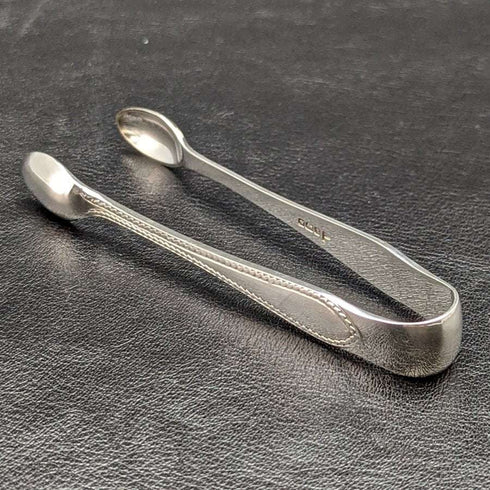 Hacia 1916, juego de 6 cucharillas de té y pinzas para azúcar de plata de ley (925) antigua inglesa, en estuche, de Walker & Hall