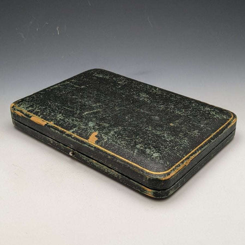 Hacia 1916, juego de 6 cucharillas de té y pinzas para azúcar de plata de ley (925) antigua inglesa, en estuche, de Walker & Hall
