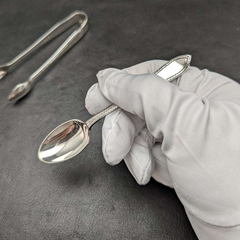 Hacia 1916, juego de 6 cucharillas de té y pinzas para azúcar de plata de ley (925) antigua inglesa, en estuche, de Walker & Hall