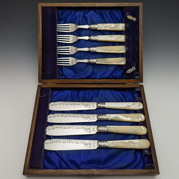 Juego de 4x2 cubiertos para pescado, plata de ley (925) antigua inglesa de 1897 con mangos de nácar, de Allen & Darwin, en estuche.