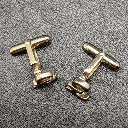 Gemelos de plata de ley (sterling silver) fabricados en el Reino Unido con baño de oro y diseño de libra esterlina
