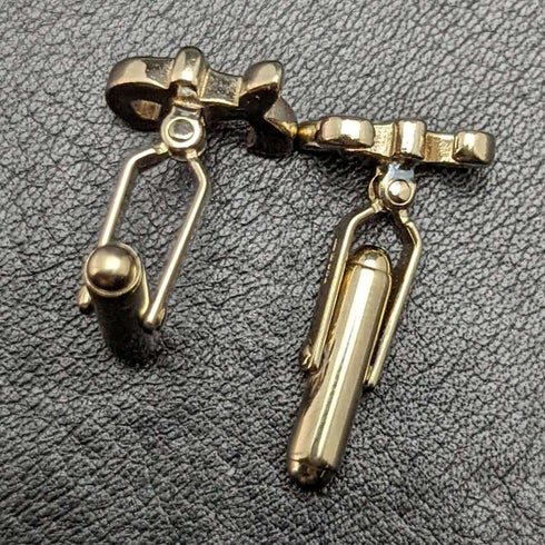 Gemelos de plata de ley (sterling silver) fabricados en el Reino Unido con baño de oro y diseño de libra esterlina