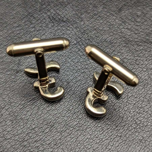 Gemelos de plata de ley (sterling silver) fabricados en el Reino Unido con baño de oro y diseño de libra esterlina