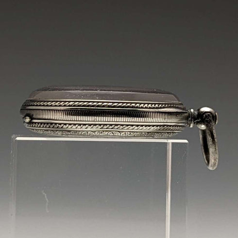Reloj de bolsillo antiguo para dama, de fabricación suiza, en buen estado de funcionamiento, con caja de plata con grabado floral y cuerda por llave.