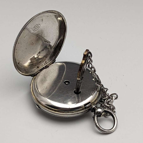 Reloj de bolsillo antiguo para dama, de fabricación suiza, en buen estado de funcionamiento, con caja de plata con grabado floral y cuerda por llave.