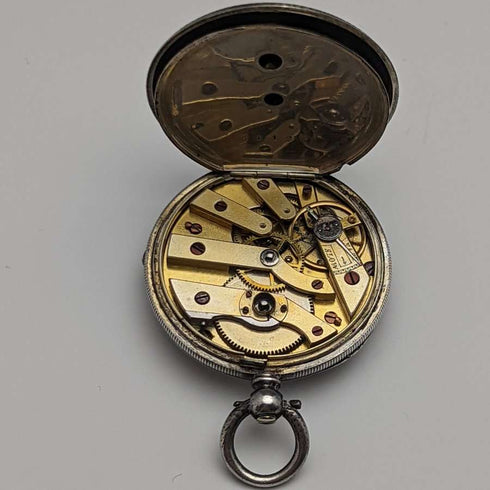 Reloj de bolsillo antiguo para dama, de fabricación suiza, en buen estado de funcionamiento, con caja de plata con grabado floral y cuerda por llave.