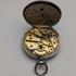 Reloj de bolsillo antiguo para dama, de fabricación suiza, en buen estado de funcionamiento, con caja de plata con grabado floral y cuerda por llave.