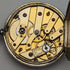 Reloj de bolsillo antiguo para dama, de fabricación suiza, en buen estado de funcionamiento, con caja de plata con grabado floral y cuerda por llave.