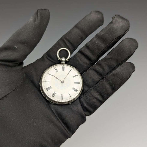 Reloj de bolsillo antiguo para dama, de fabricación suiza, en buen estado de funcionamiento, con caja de plata con grabado floral y cuerda por llave.