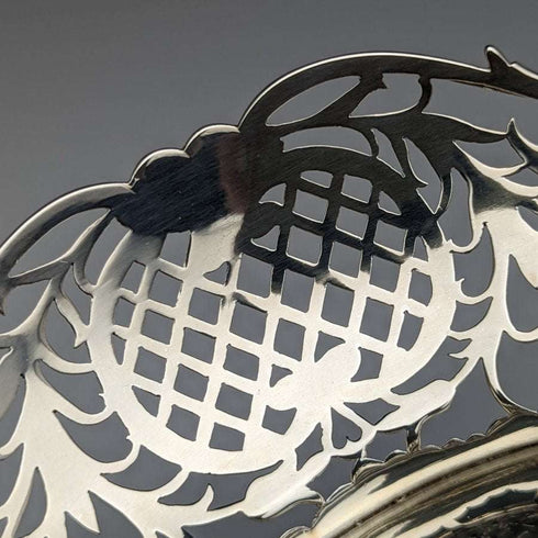 Cesta de plata de ley antigua británica de 1892 con decoración calada detallada, 218 g