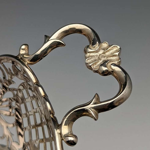 Cesta de plata de ley antigua británica de 1892 con decoración calada detallada, 218 g