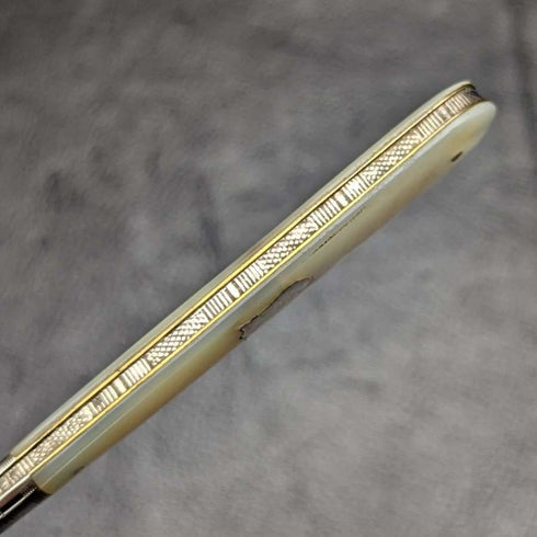 Navaja plegable antigua británica de 1897, mango de nácar, hoja de plata esterlina