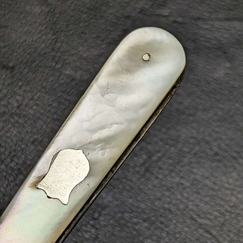 Navaja plegable antigua británica de 1897, mango de nácar, hoja de plata esterlina