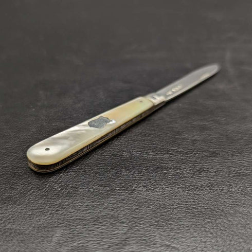 Navaja plegable antigua británica de 1897, mango de nácar, hoja de plata esterlina