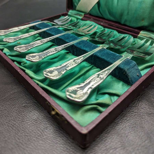 Set of 6 British vintage silver plated forks in a case